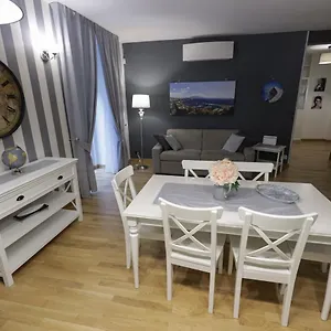 Happy House 31 Apartment